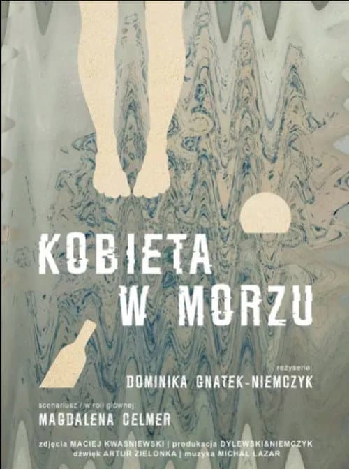 Kobieta w morzu